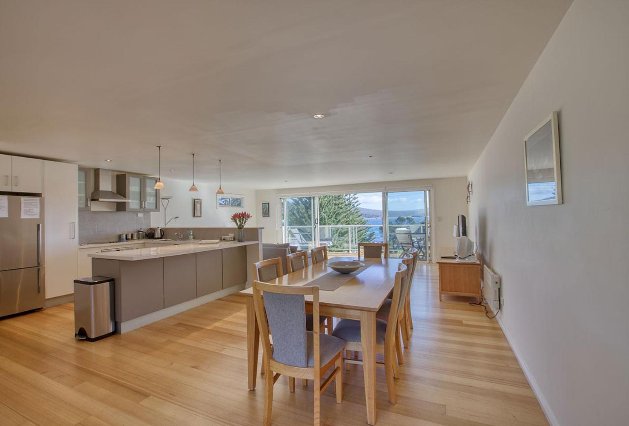 Quarterdeck Apartment Binalong Bay ภายนอก รูปภาพ