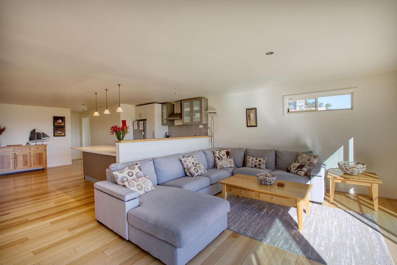 Quarterdeck Apartment Binalong Bay ภายนอก รูปภาพ