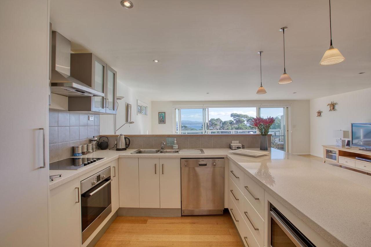Quarterdeck Apartment Binalong Bay ภายนอก รูปภาพ